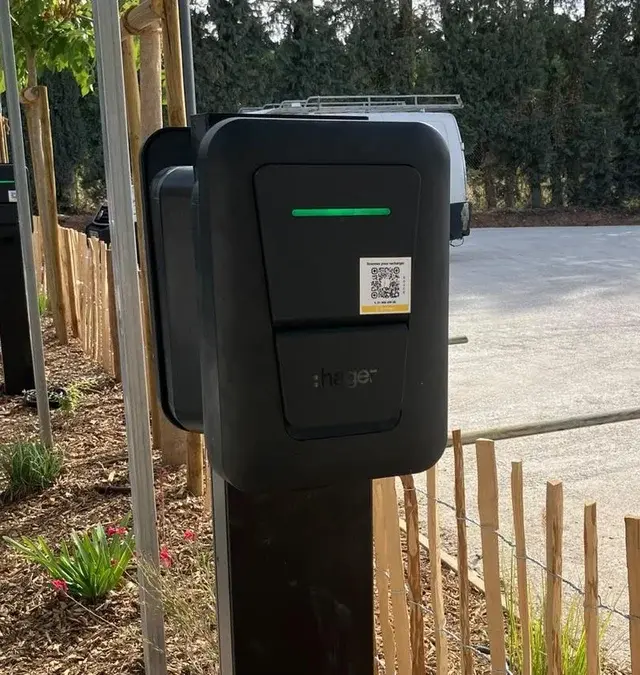 Borne de recharge électrique au complexe VIP
