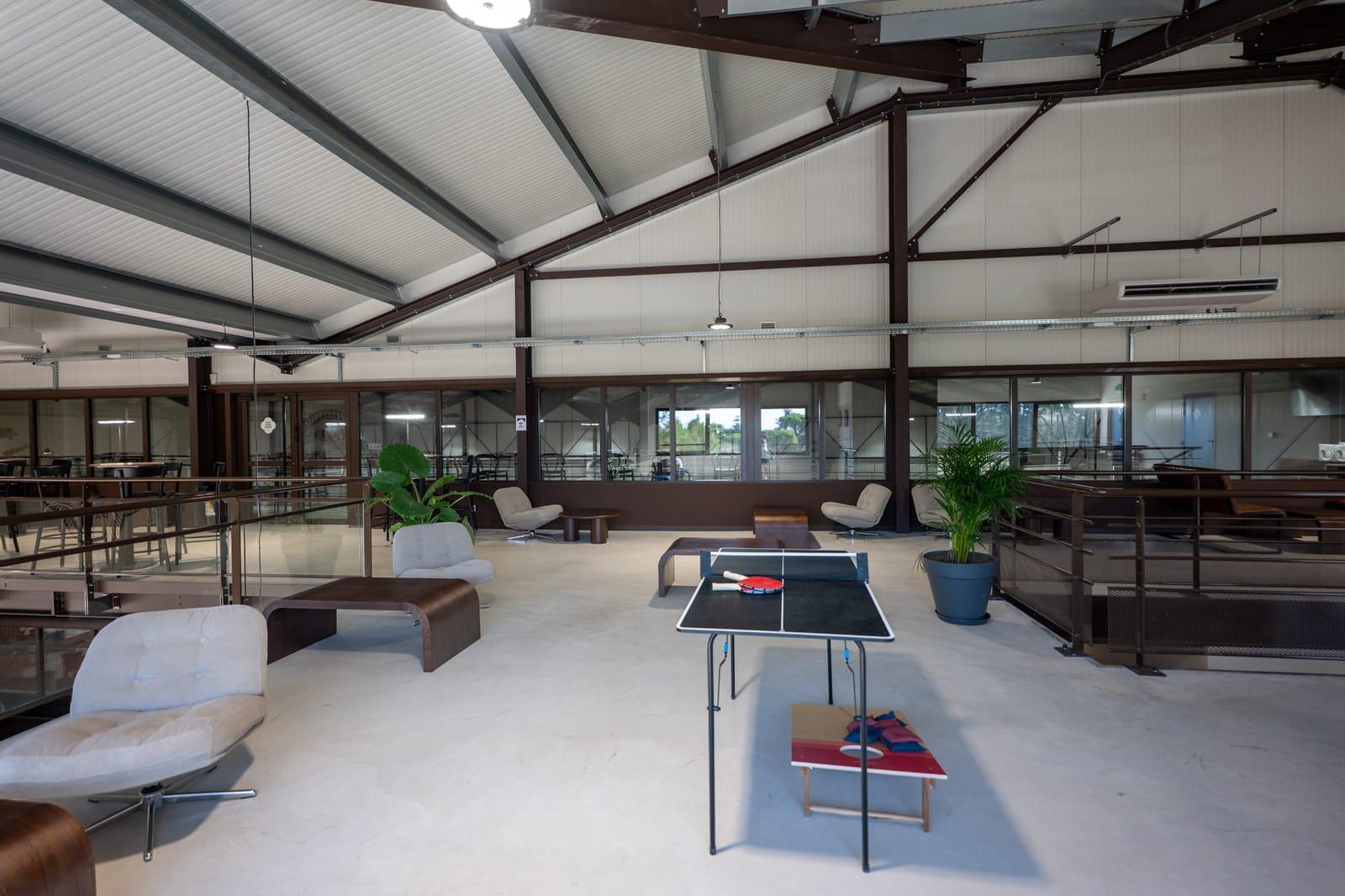 Espace de loisirs du Club-House avec table de ping-pong et coin détente