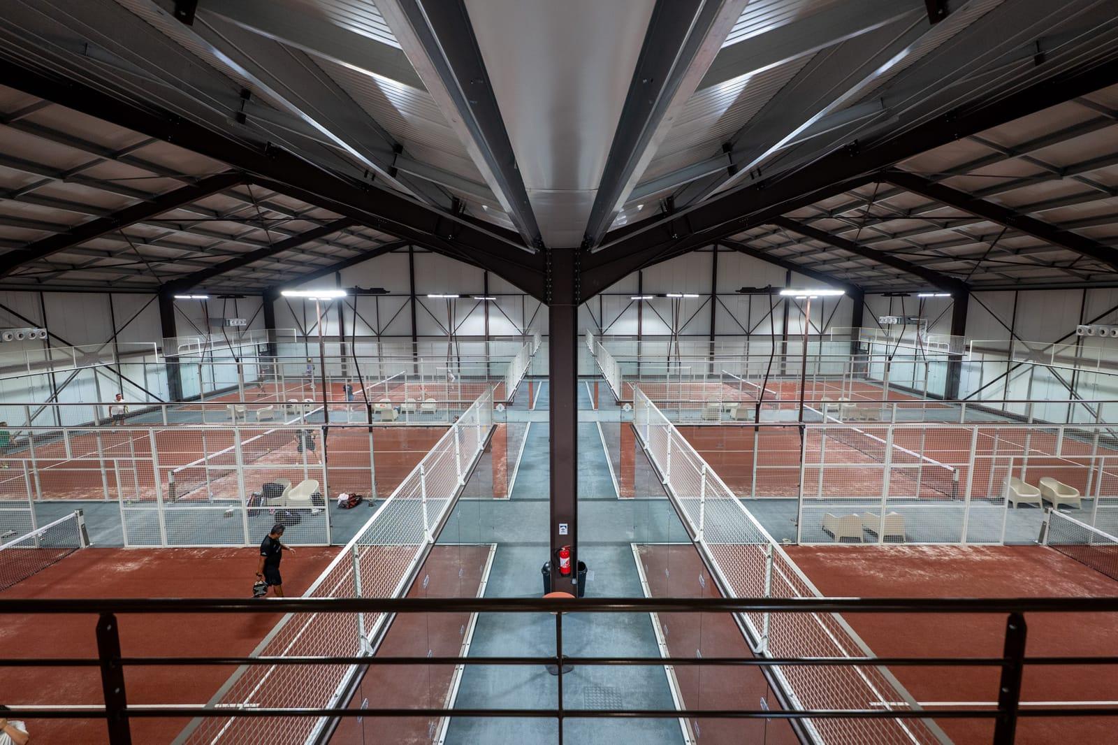 Terrains de padel indoor vus depuis l’étage du complexe
